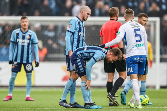 Djurgårdens Jacob Une Larsson klappas om av IFK