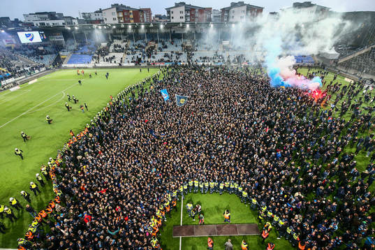 Djurgårdens supportar stormar planen