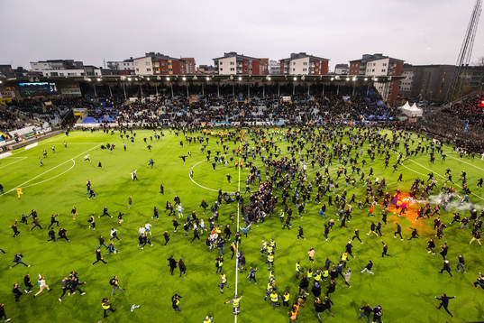Djurgårdens supportar stormar planen