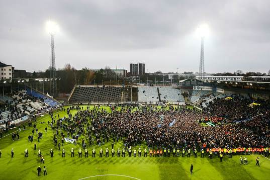 Djurgårdens supportar stormar planen