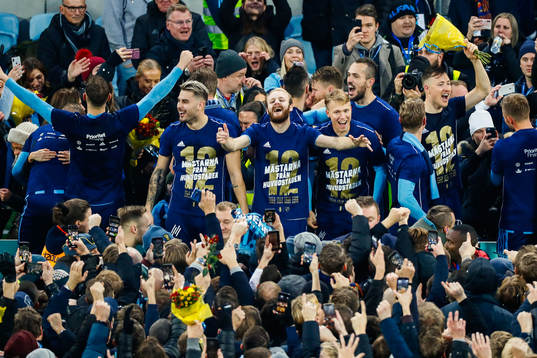 Djurgårdens Astrit Ajdarevic och Curtis Edwards jublar