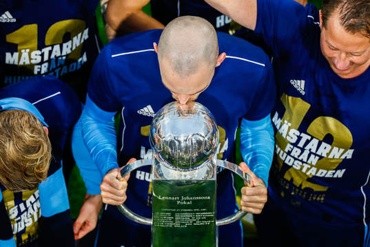 Djurgårdens Marcus Danielson kysser Lennart Johanssons