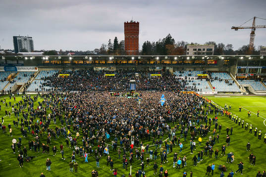 Djurgårdens supportrar stormar planen