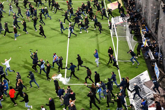Djurgårdens supporters på planen på Östgötaporten