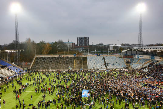 Djurgårdens supporters på planen på Östgötaporten