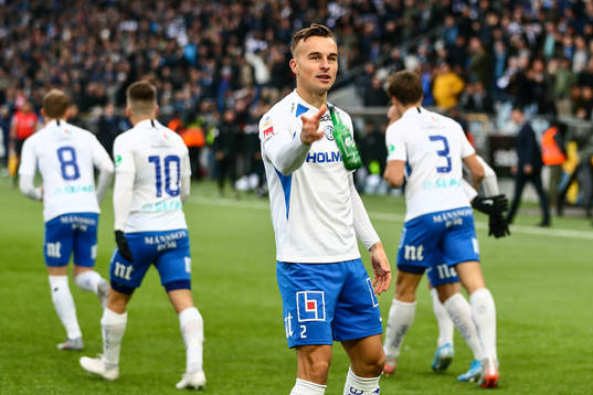IFK Norrköpings Henrik Castegren kastar bort en flaska