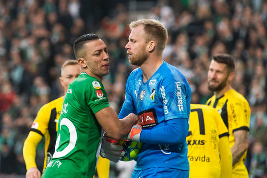 Hammarbys Nikola Djurdjic bråkar om bollen med Häckens