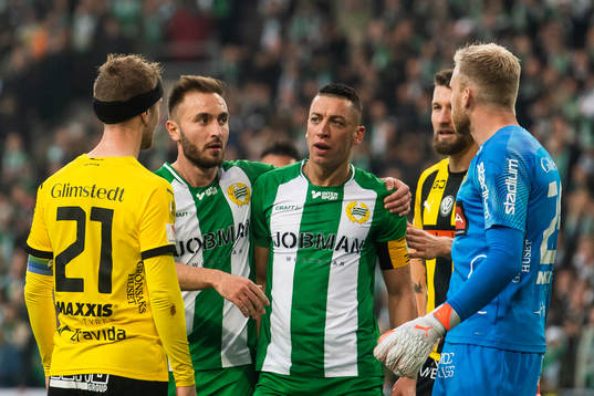 Irriterat mellan Hammarbys Nikola Djurdjic och Häckens
