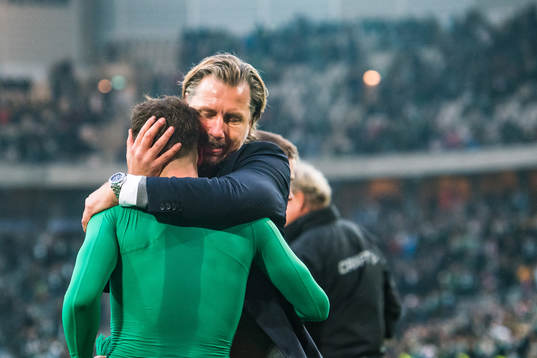 Hammarbys sportchef Jesper Jansson omfamnar Mats Solheim