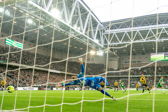 Hammarbys Alexander Kacaniklic gör 1-0 bakom Häckens