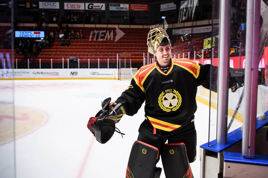 Brynäs målvakt Joacim Eriksson  tackar publiken