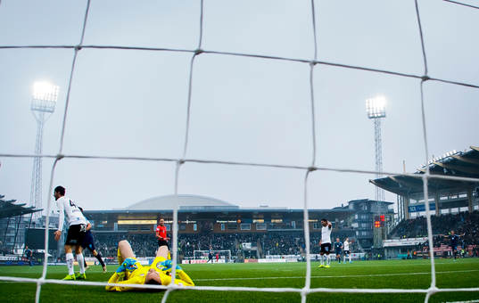 Örebros Helmer Andersson, målvakt Oscar Jansson och