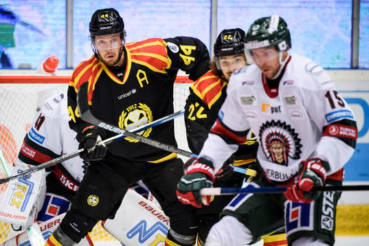 Brynäs Jacob Blomqvist framför Frölundas mål