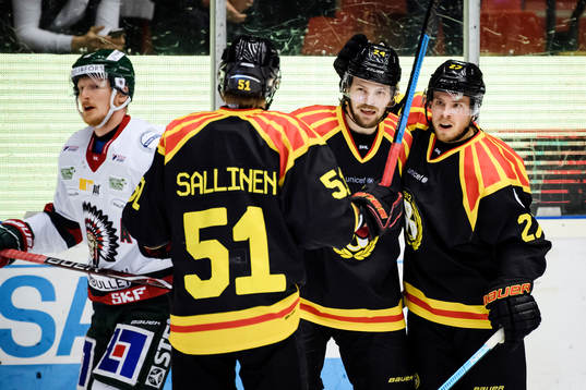 Brynäs Emil Molin ( i mitten) jublar