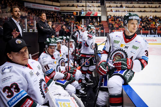 Frölundas Nicklas Lasu (t h) följer spelet