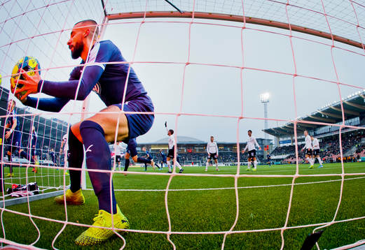 Malmö FFs Guillermo Molins hämtar bollen i mål