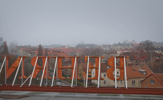 Översikt av Behrn Arenas skylt med Örebro centrum i