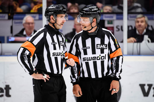 Domare Linus Öhlund och domare Mikael Nord