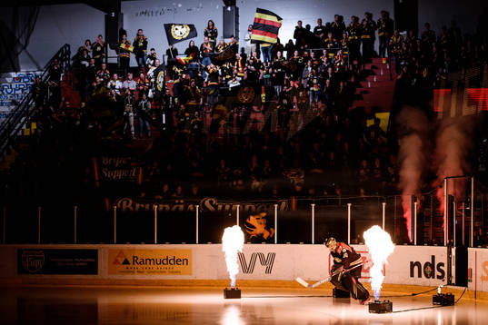 Brynäs målvakt Joacim Eriksson äntrar isen