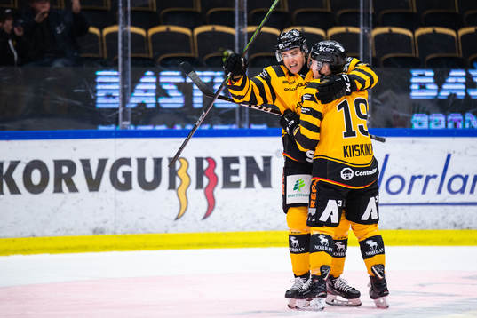 Skellefteås Joakim Lindström och Tuomas Kiiskinen jublar
