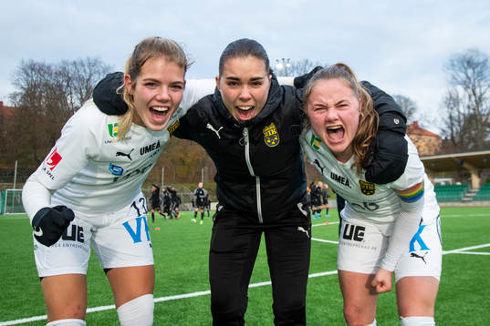 Umeås Mimmi Sellström och Elvira Fjällström jublar