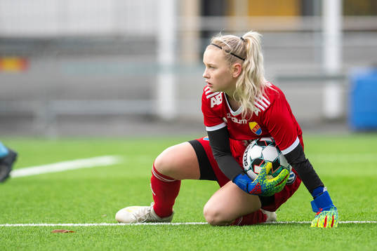 Djurgårdens målvakt Sanna Eriksson räddar ett skott