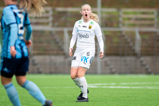 Umeås Alma Uvell reagerar