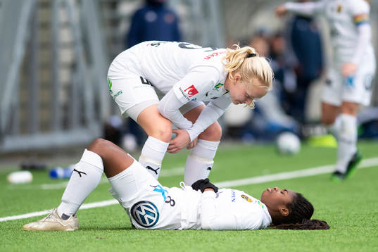 Umeås Monica Jusu Bah ligger ner