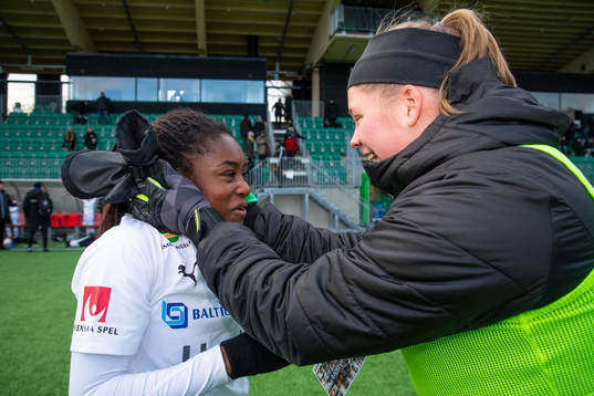 Umeås Monica Jusu Bah gråter