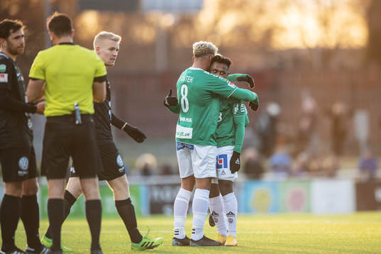 Brages Kristian Andersen och Seth Kanteh Hellberg jublar
