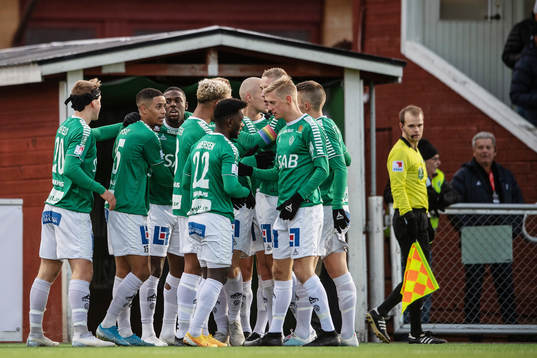 Brages Christian Kouakou jublar med lagkamrater