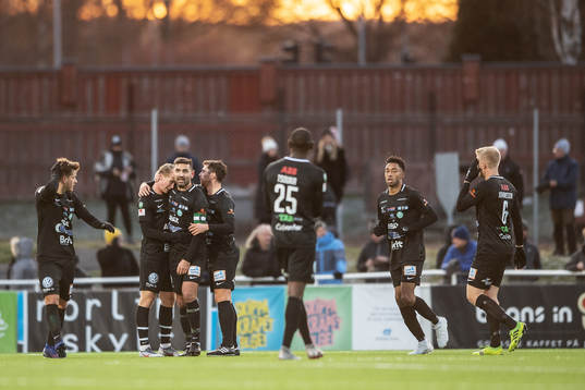 Västerås Emil Skogh jublar