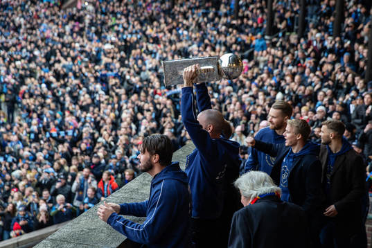 Marcus Danielson lyfter Lennart Johansson pokal