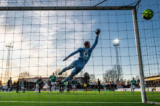 Brages Kristian Andersen gör 1-0 på frispark bakom