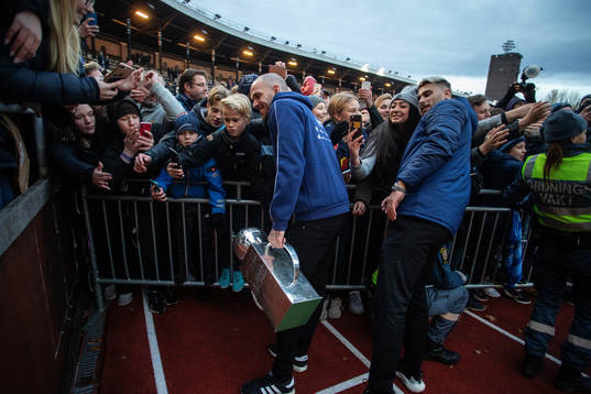 Marcus Danielson och Astrit Ajdarevic hälsar på supportrar