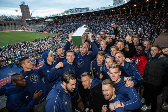 Marcus Danielson med lagkamrater lyfter Lennart Johanssons