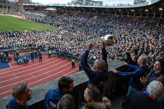 Marcus Danielson med lagkamrater lyfter Lennart Johanssons