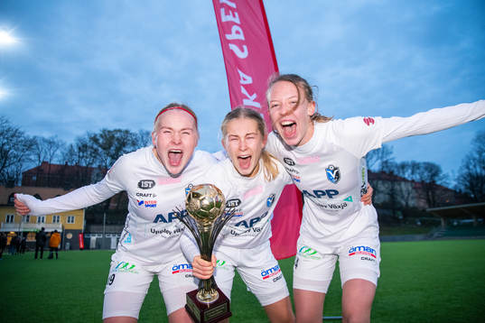 Växjös Alma Jönsson och Emma Jeppsson jublar