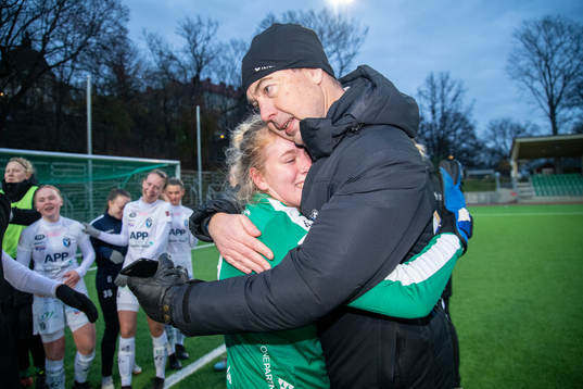 Växjös Moa Edrud och Mats Olsson jublar