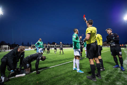 Brages Jonathan Morsay tilldelas ett rött kort