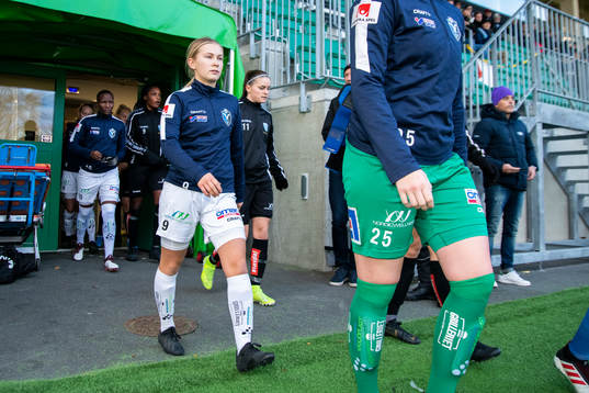 Växjös Vera Arvidsson går in på planen