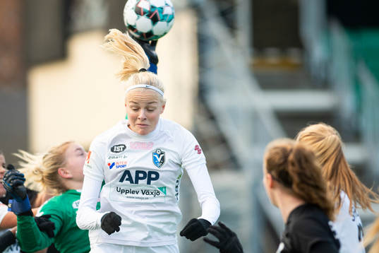 Växjös Agnes Jelander nickar bollen