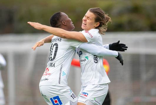 Växjös Ritah Kivumbi och Mimmi Strömgren jublar