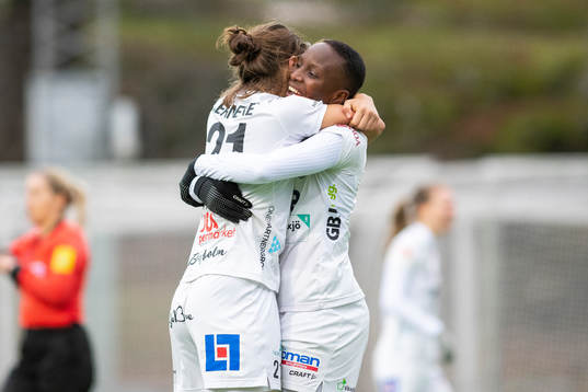 Växjös Ritah Kivumbi och Mimmi Strömgren jublar