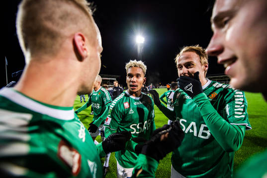 Brages Seth Kanteh Hellberg jublar med lagkamrater