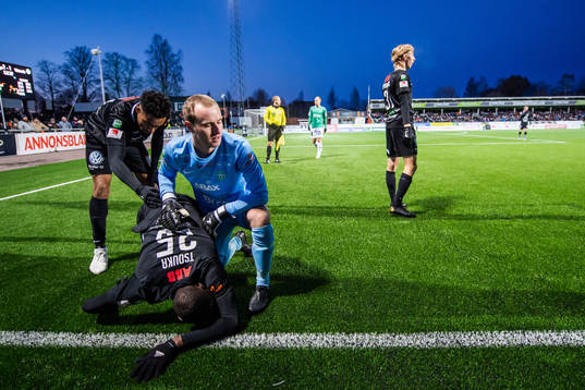 Västerås Ravy Tsouka Dozi ses om av målvakt Daniel