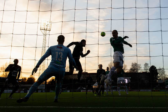 En siluett av spelare i nickduell