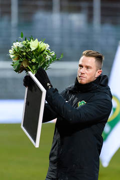 Jönköpings Tommy Thelin tackas av innan fotbollsmatchen i