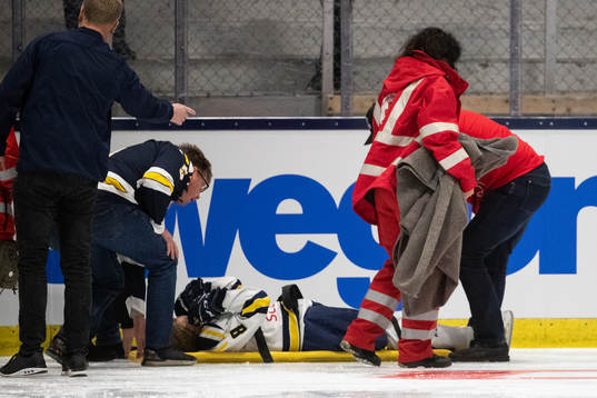 Ångermanlands Ebba Hedqvist skadas och bärs av isen på