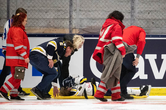 Ångermanlands Ebba Hedqvist skadas och bärs av isen på